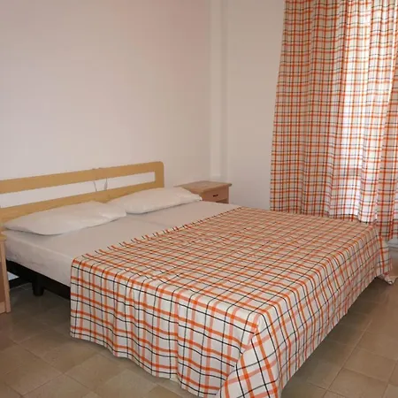 Homely For Up To 6 Guests With Pool Apartmán *