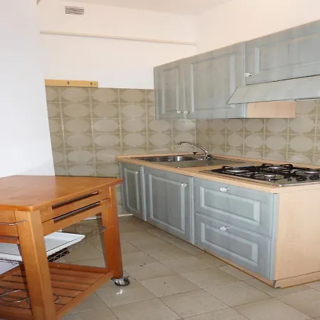 Apartmán Homely For Up To 6 Guests With Pool *