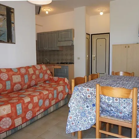 Homely For Up To 6 Guests With Pool Apartmán